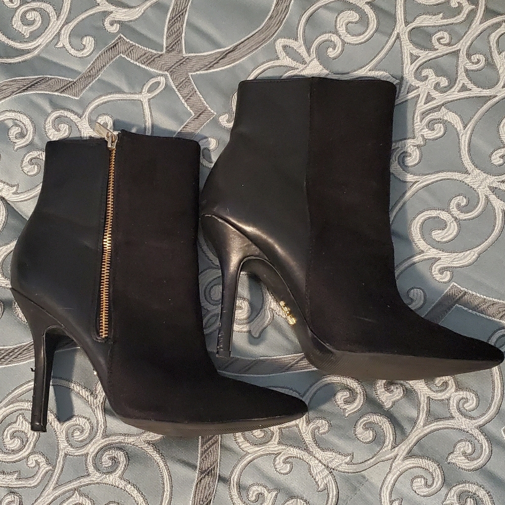 Jennifer Lopez Black bootie